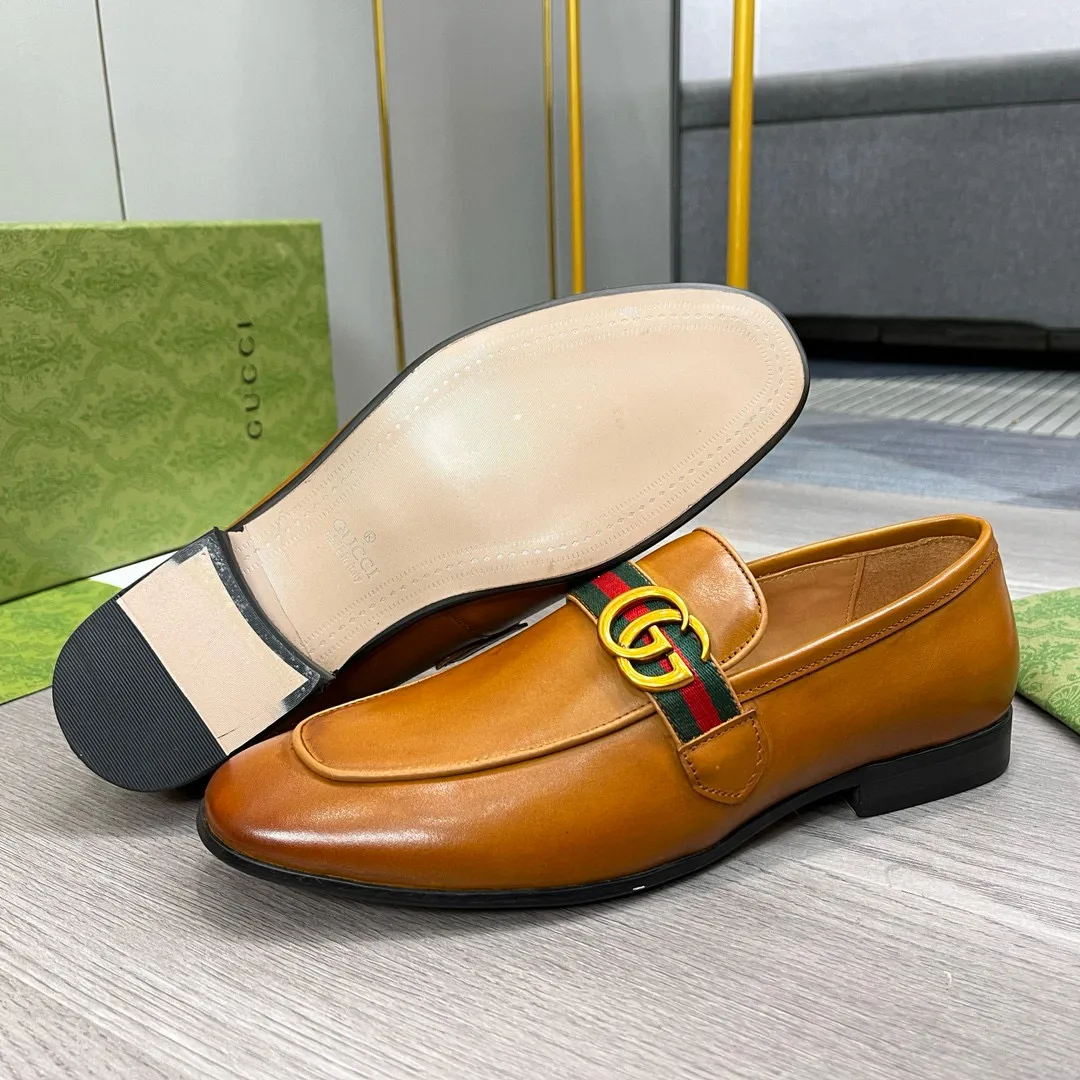 Factory price: 500💰-Gucci men’s formal leather shoes! Genuine molded horsebit, a classic must-have for your shoe cabinet! The feet are particularly delicate! This Gucci original version is a set last, and we are consistent with the counter! Therefore, it is more comfortable in terms of last shape and comfort! Take it to the counter and compare at will! Good shoes are more than just what they make! But grasp the essence from the inside out! Material: Imported first-layer cowhide! Genuine leather outsole imported from Italy, size: 39-44 (38/45 customized, non-refundable)